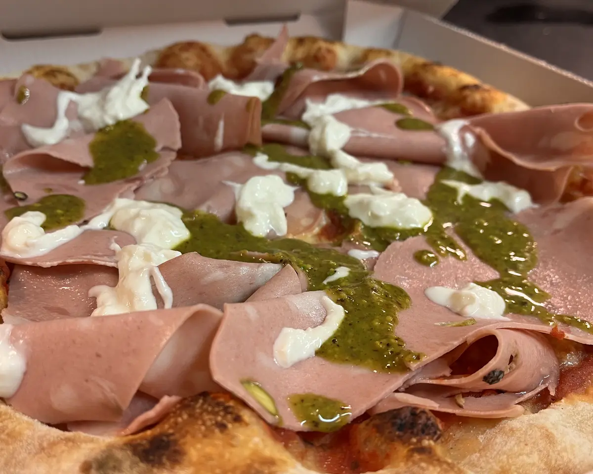 Pizza mortadelle, burrata et pesto