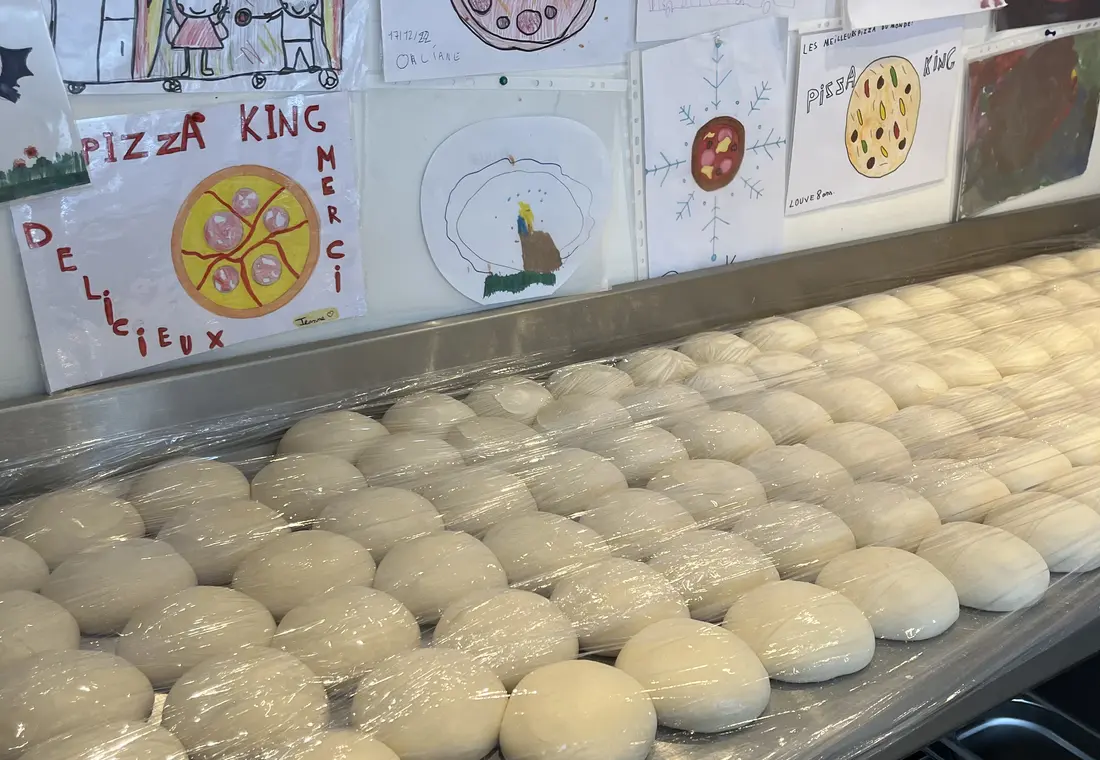 Pâtons faits main et dessins d'enfants au camion